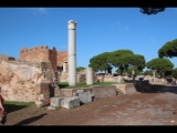 06930 ostia - regio i - insula ix - curia (i,ix,4) - blick von der decumanus maximus ri osten.jpg